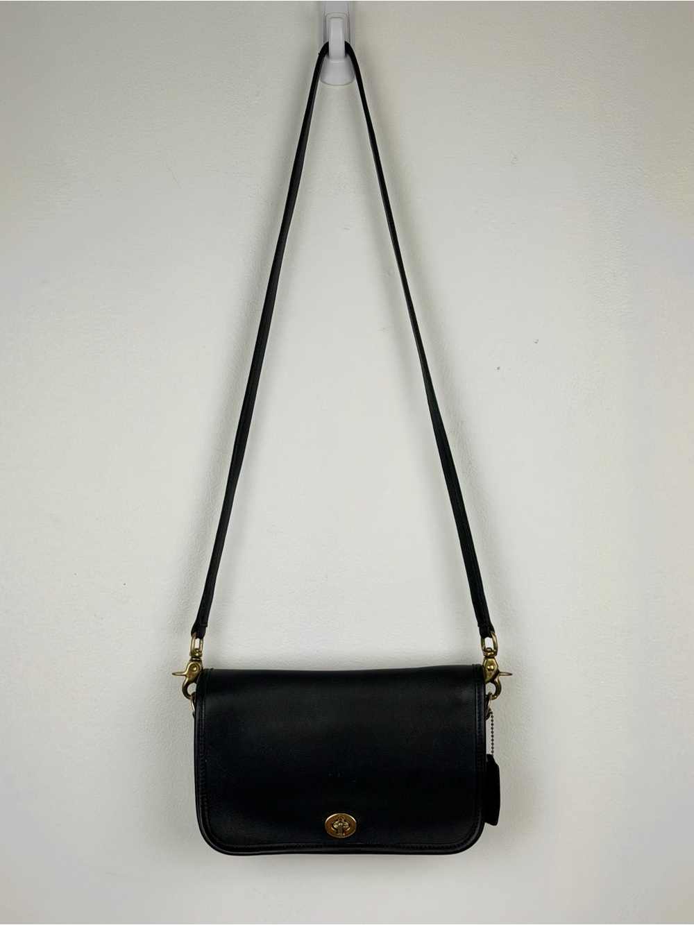 Vintage COACH Black Leather Pocket Purse with Gold Hardware - Picture 15 of 15
